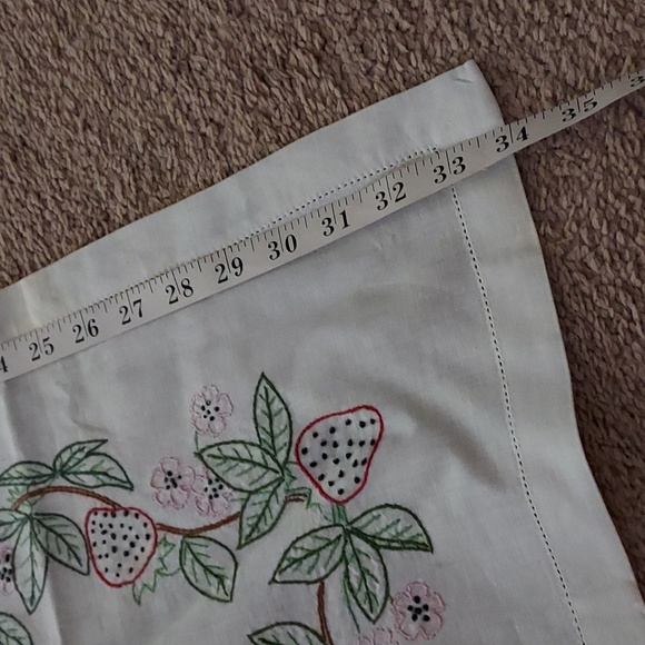 Vintage Handmade Embroidered Strawberry Design Table Cloth With 2 Napkins Set - Picture 6 of 12